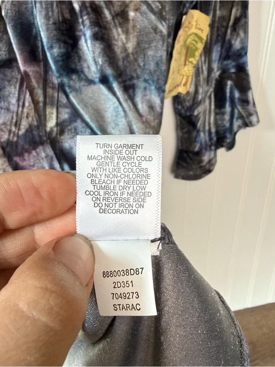 One World Velvet Tie Dye Lace Back Boho Blouse NWT Medium - Picture 8 of 11